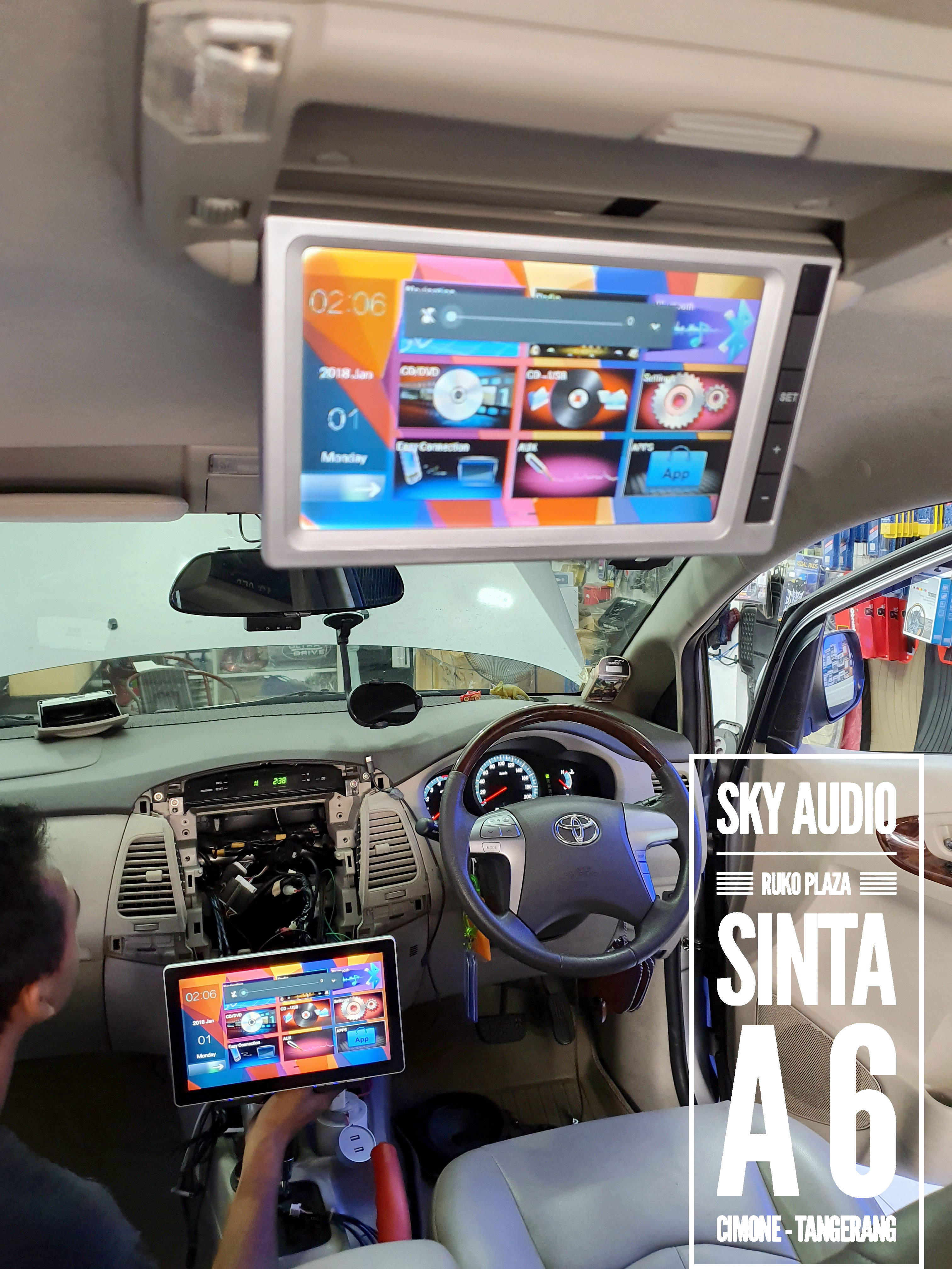 Teknisi memasang speaker mobil